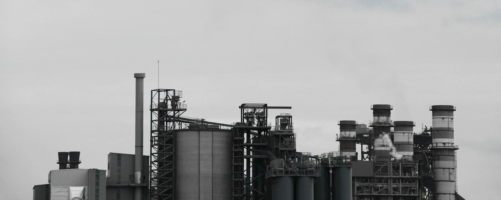 Cement plant with storage silos and processing towers